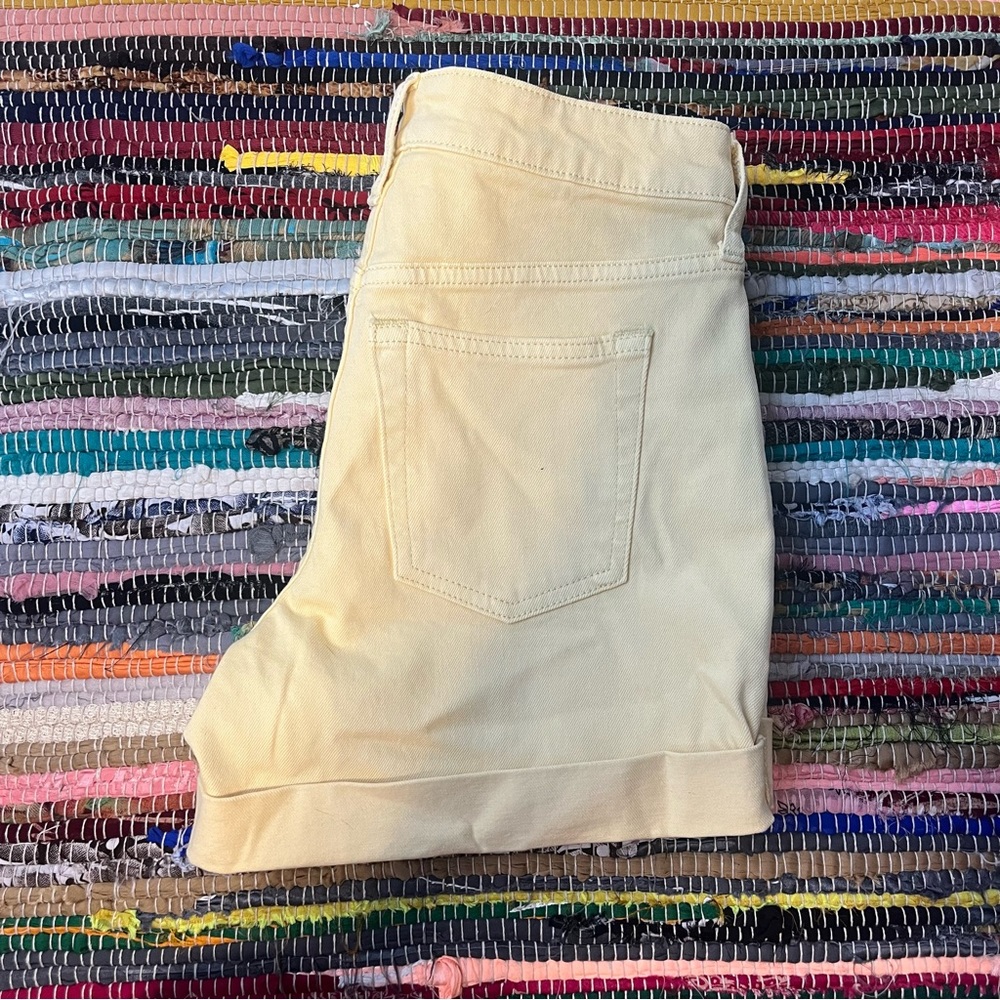No boundaries, Yellow Shorts. Size 2